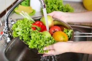 Rửa salad sạch là một yếu tố rất quan trọng để giữ an toàn  vệ sinh.