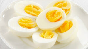 Trứng luộc có tác dụng quan trọng trong việc cung cấp đủ lượng calo cho cơ thể