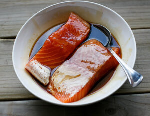 Cho cá hồi ngập trong sốt teriyaki để có hương vị tốt nhất.
