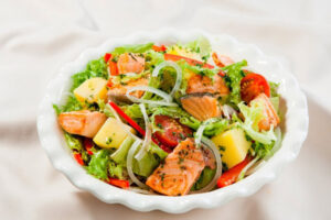 Hoàn thành món salad cá hồi áp chảo